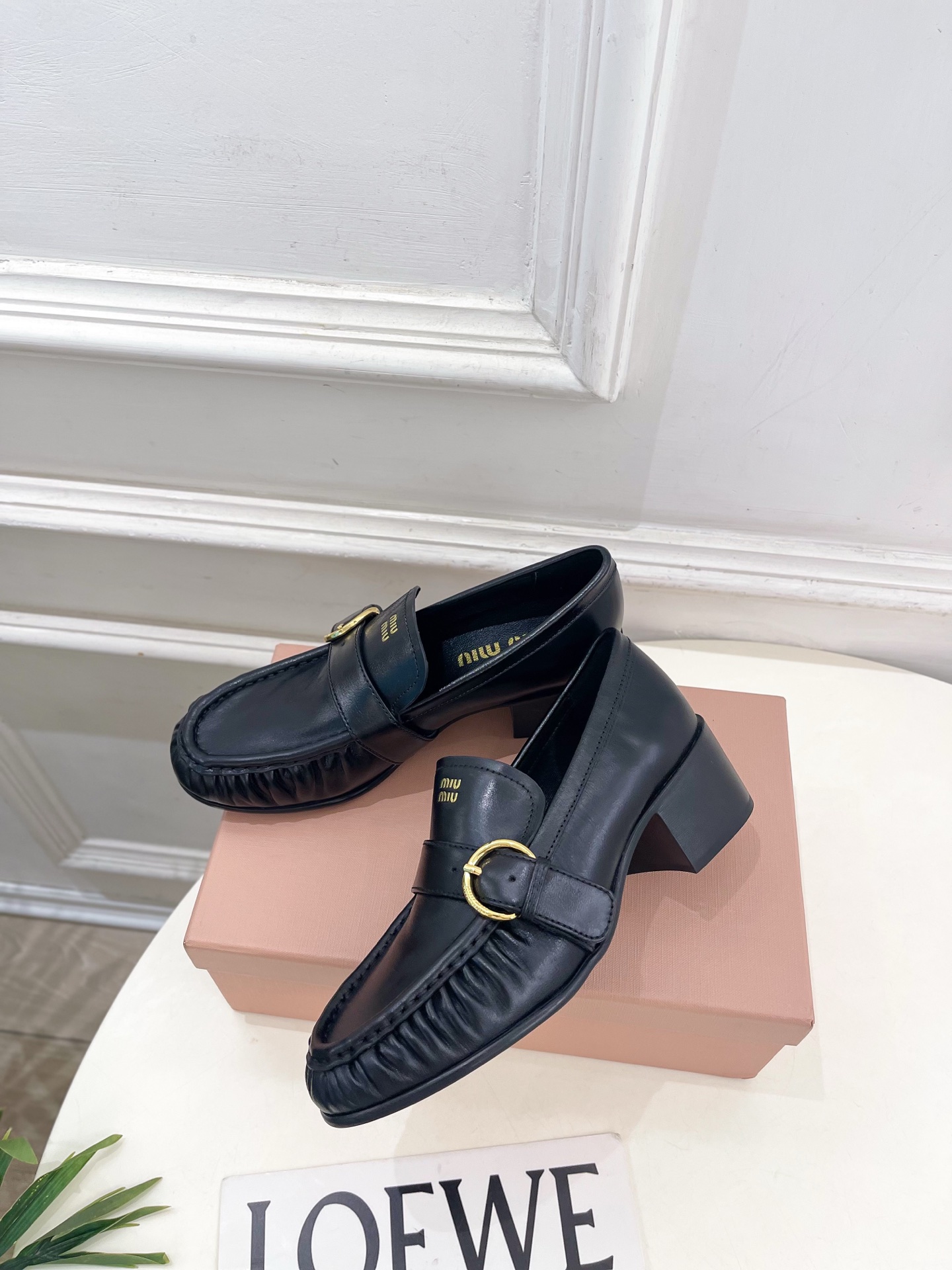 Miu Miu | 缪缪  26𝐬𝐬 🖤2026秋冬新品 专柜主打最新走秀款 miumiu字母复古皮带扣粗跟乐福鞋 火爆