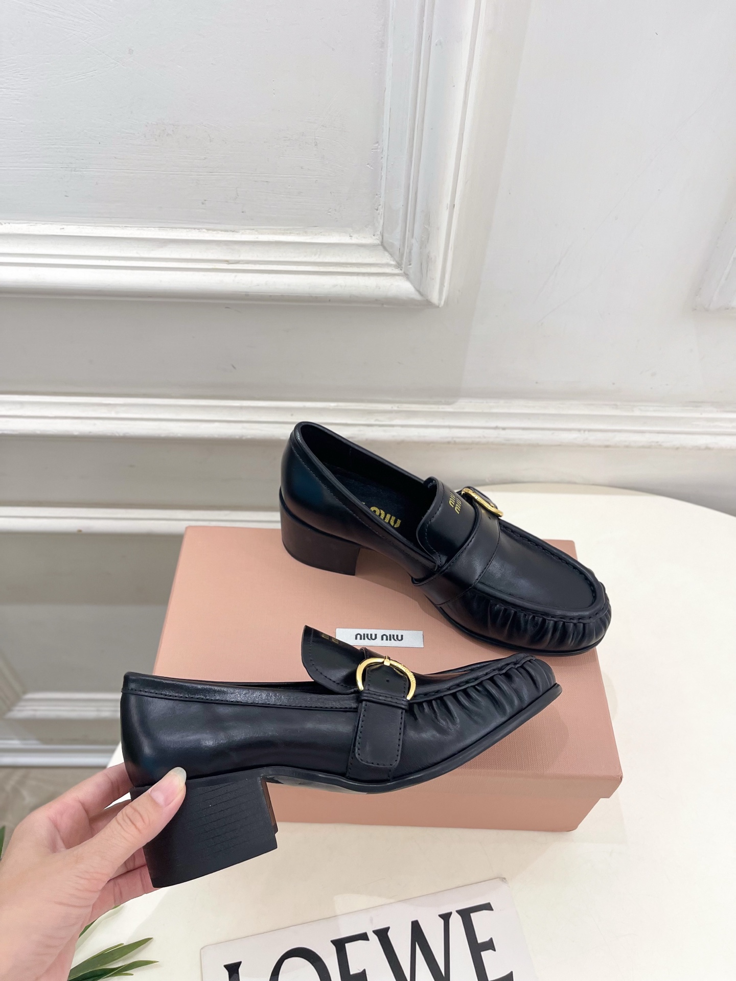 Miu Miu | 缪缪  26𝐬𝐬 🖤2026秋冬新品 专柜主打最新走秀款 miumiu字母复古皮带扣粗跟乐福鞋 火爆