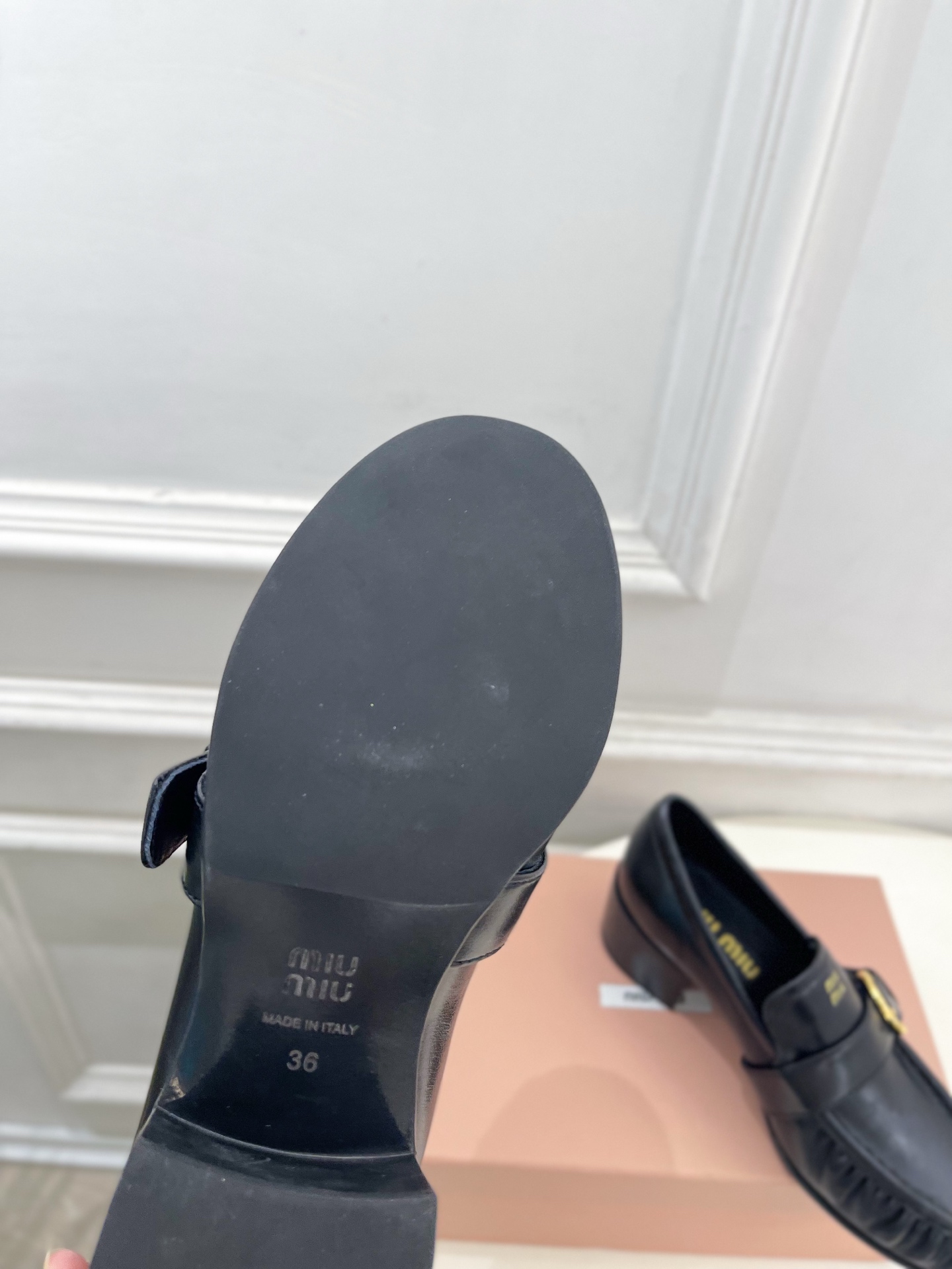 Miu Miu | 缪缪  26𝐬𝐬 🖤2026秋冬新品 专柜主打最新走秀款 miumiu字母复古皮带扣粗跟乐福鞋 火爆