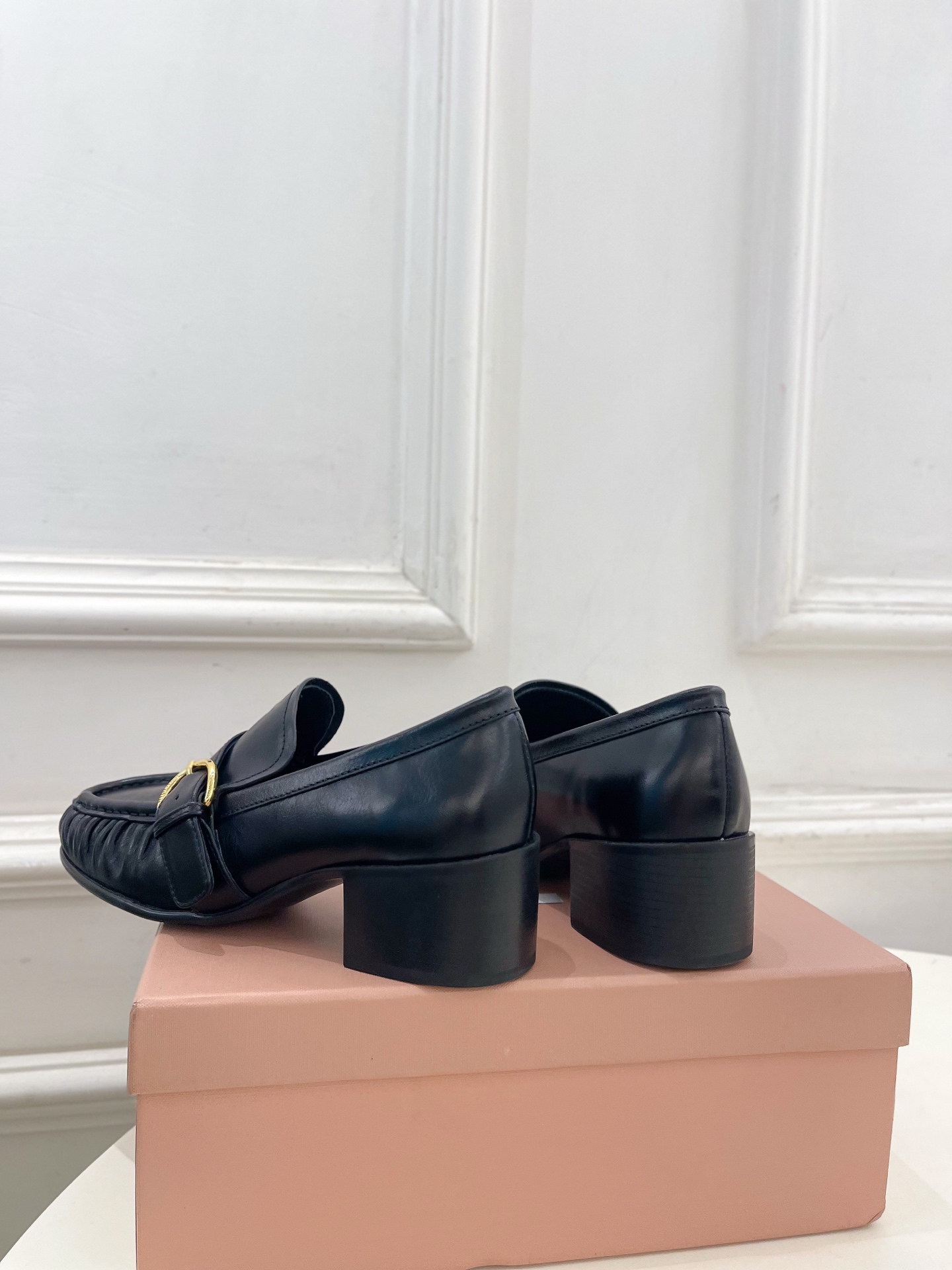 Miu Miu | 缪缪  26𝐬𝐬 🖤2026秋冬新品 专柜主打最新走秀款 miumiu字母复古皮带扣粗跟乐福鞋 火爆