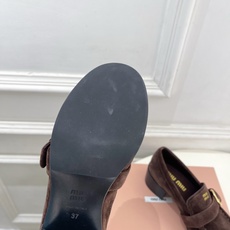 Miu Miu | 缪缪 26𝐬𝐬 🖤2026秋冬新品 专柜主打最新走秀款 miumiu字母复古皮带扣粗跟乐福鞋 火爆 Miu Miu | 缪缪 26𝐬𝐬 🖤2026秋冬新品 专柜主打最新走秀款 miumiu字母复古皮带扣粗跟乐福鞋 火爆