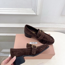 Miu Miu | 缪缪 26𝐬𝐬 🖤2026秋冬新品 专柜主打最新走秀款 miumiu字母复古皮带扣粗跟乐福鞋 火爆 Miu Miu | 缪缪 26𝐬𝐬 🖤2026秋冬新品 专柜主打最新走秀款 miumiu字母复古皮带扣粗跟乐福鞋 火爆