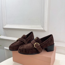 Miu Miu | 缪缪 26𝐬𝐬 🖤2026秋冬新品 专柜主打最新走秀款 miumiu字母复古皮带扣粗跟乐福鞋 火爆 Miu Miu | 缪缪 26𝐬𝐬 🖤2026秋冬新品 专柜主打最新走秀款 miumiu字母复古皮带扣粗跟乐福鞋 火爆