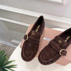 Miu Miu | 缪缪 26𝐬𝐬 🖤2026秋冬新品 专柜主打最新走秀款 miumiu字母复古皮带扣粗跟乐福鞋 火爆 Miu Miu | 缪缪 26𝐬𝐬 🖤2026秋冬新品 专柜主打最新走秀款 miumiu字母复古皮带扣粗跟乐福鞋 火爆