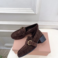 Miu Miu | 缪缪 26𝐬𝐬 🖤2026秋冬新品 专柜主打最新走秀款 miumiu字母复古皮带扣粗跟乐福鞋 火爆 Miu Miu | 缪缪 26𝐬𝐬 🖤2026秋冬新品 专柜主打最新走秀款 miumiu字母复古皮带扣粗跟乐福鞋 火爆