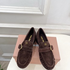 Miu Miu | 缪缪 26𝐬𝐬 🖤2026秋冬新品 专柜主打最新走秀款 miumiu字母复古皮带扣粗跟乐福鞋 火爆 Miu Miu | 缪缪 26𝐬𝐬 🖤2026秋冬新品 专柜主打最新走秀款 miumiu字母复古皮带扣粗跟乐福鞋 火爆