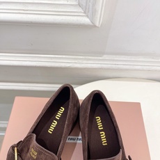 Miu Miu | 缪缪 26𝐬𝐬 🖤2026秋冬新品 专柜主打最新走秀款 miumiu字母复古皮带扣粗跟乐福鞋 火爆 Miu Miu | 缪缪 26𝐬𝐬 🖤2026秋冬新品 专柜主打最新走秀款 miumiu字母复古皮带扣粗跟乐福鞋 火爆
