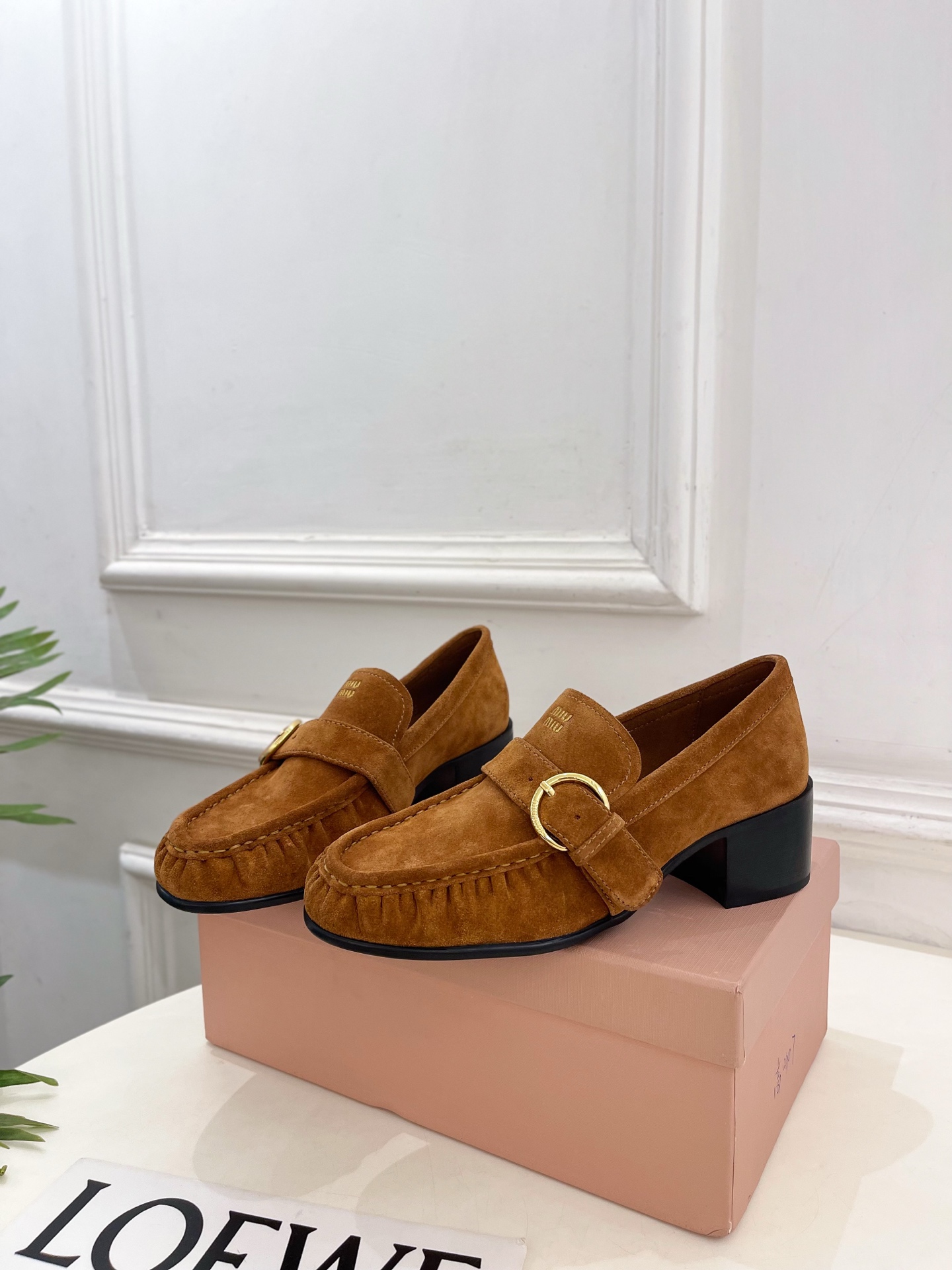 Miu Miu | 缪缪  26𝐬𝐬 🖤2026秋冬新品 专柜主打最新走秀款 miumiu字母复古皮带扣粗跟乐福鞋 火爆