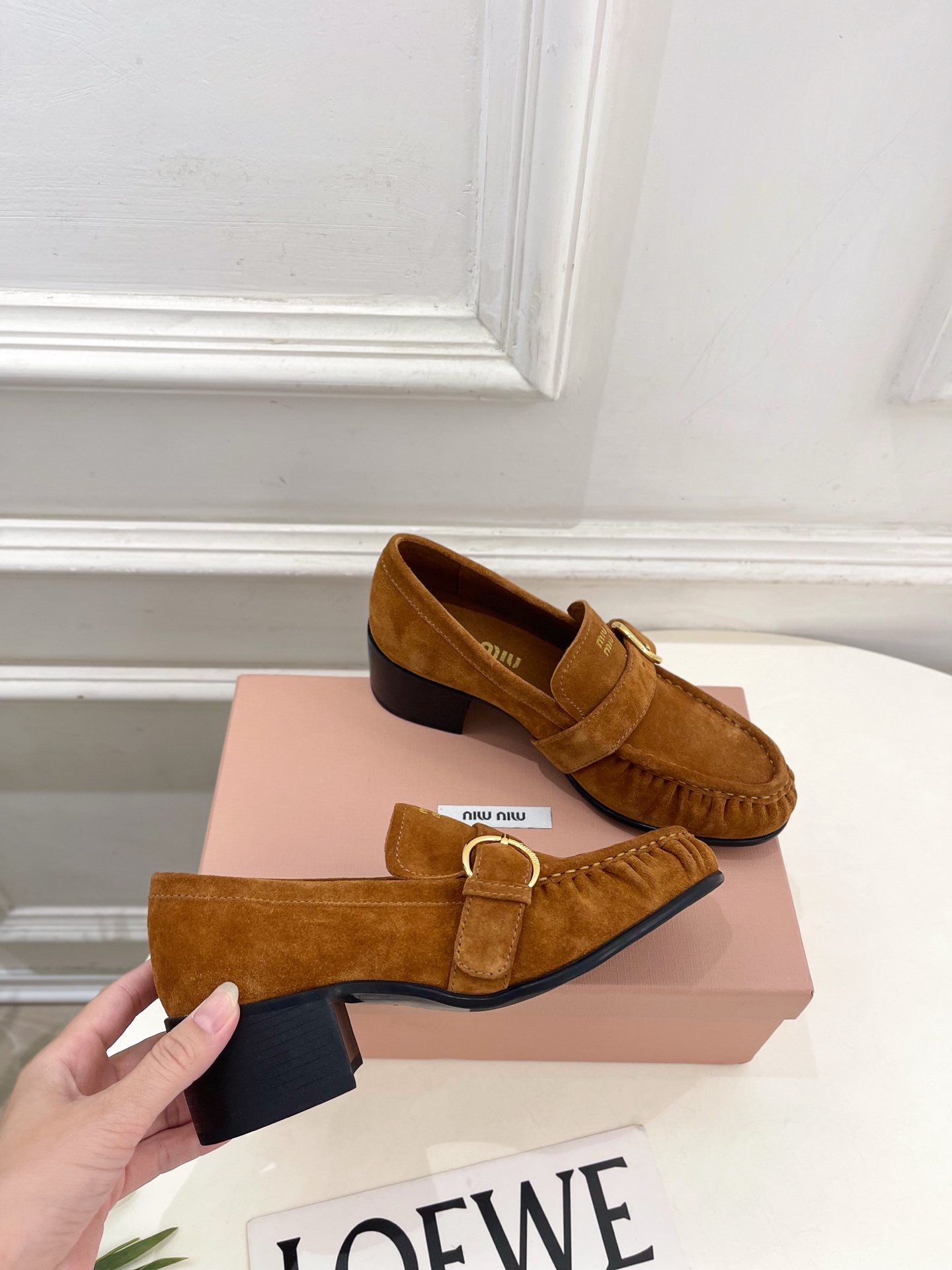 Miu Miu | 缪缪  26𝐬𝐬 🖤2026秋冬新品 专柜主打最新走秀款 miumiu字母复古皮带扣粗跟乐福鞋 火爆