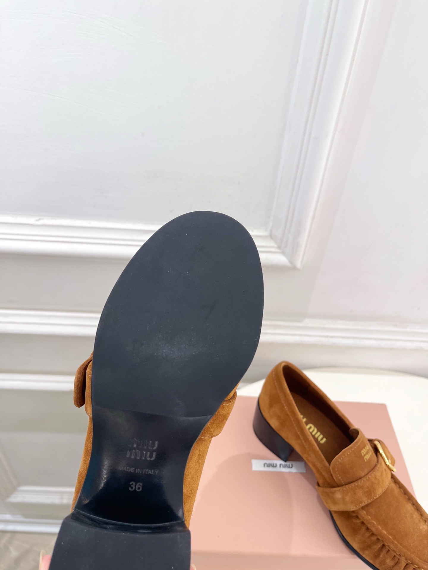Miu Miu | 缪缪  26𝐬𝐬 🖤2026秋冬新品 专柜主打最新走秀款 miumiu字母复古皮带扣粗跟乐福鞋 火爆