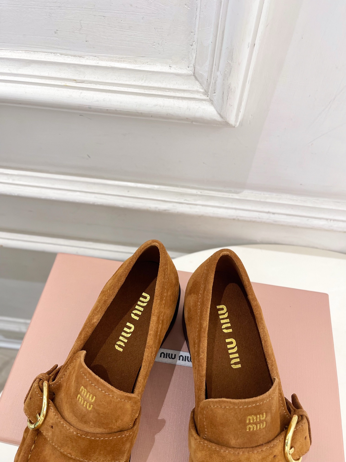 Miu Miu | 缪缪  26𝐬𝐬 🖤2026秋冬新品 专柜主打最新走秀款 miumiu字母复古皮带扣粗跟乐福鞋 火爆