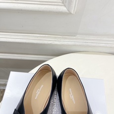 Maison Margiela· 马吉拉26𝐬𝐬 2026秋冬新品 MM6复古分趾玛丽珍平底鞋———————— MM6 Maison Margiela· 马吉拉26𝐬𝐬 2026秋冬新品 MM6复古分趾玛丽珍平底鞋———————— MM6