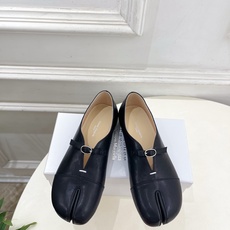 Maison Margiela· 马吉拉26𝐬𝐬 2026秋冬新品 MM6复古分趾玛丽珍平底鞋———————— MM6 Maison Margiela· 马吉拉26𝐬𝐬 2026秋冬新品 MM6复古分趾玛丽珍平底鞋———————— MM6