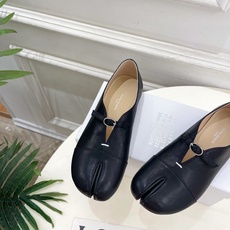 Maison Margiela· 马吉拉26𝐬𝐬 2026秋冬新品 MM6复古分趾玛丽珍平底鞋———————— MM6 Maison Margiela· 马吉拉26𝐬𝐬 2026秋冬新品 MM6复古分趾玛丽珍平底鞋———————— MM6