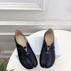 Maison Margiela· 马吉拉26𝐬𝐬 2026秋冬新品 MM6复古分趾玛丽珍平底鞋———————— MM6 Maison Margiela· 马吉拉26𝐬𝐬 2026秋冬新品 MM6复古分趾玛丽珍平底鞋———————— MM6