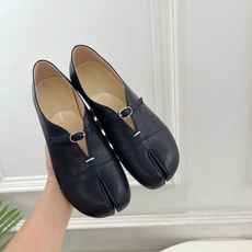 Maison Margiela· 马吉拉26𝐬𝐬 2026秋冬新品 MM6复古分趾玛丽珍平底鞋———————— MM6 Maison Margiela· 马吉拉26𝐬𝐬 2026秋冬新品 MM6复古分趾玛丽珍平底鞋———————— MM6