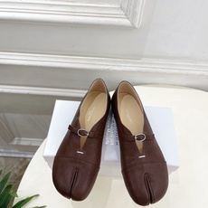 Maison Margiela· 马吉拉26𝐬𝐬 2026秋冬新品 MM6复古分趾玛丽珍平底鞋———————— MM6 Maison Margiela· 马吉拉26𝐬𝐬 2026秋冬新品 MM6复古分趾玛丽珍平底鞋———————— MM6