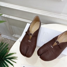 Maison Margiela· 马吉拉26𝐬𝐬 2026秋冬新品 MM6复古分趾玛丽珍平底鞋———————— MM6 Maison Margiela· 马吉拉26𝐬𝐬 2026秋冬新品 MM6复古分趾玛丽珍平底鞋———————— MM6