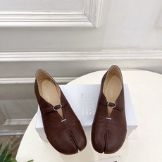 Maison Margiela· 马吉拉26𝐬𝐬 2026秋冬新品 MM6复古分趾玛丽珍平底鞋———————— MM6 Maison Margiela· 马吉拉26𝐬𝐬 2026秋冬新品 MM6复古分趾玛丽珍平底鞋———————— MM6