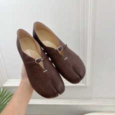 Maison Margiela· 马吉拉26𝐬𝐬 2026秋冬新品 MM6复古分趾玛丽珍平底鞋———————— MM6 Maison Margiela· 马吉拉26𝐬𝐬 2026秋冬新品 MM6复古分趾玛丽珍平底鞋———————— MM6