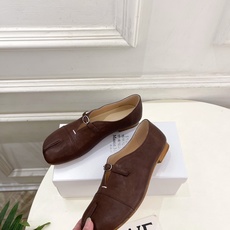 Maison Margiela· 马吉拉26𝐬𝐬 2026秋冬新品 MM6复古分趾玛丽珍平底鞋———————— MM6 Maison Margiela· 马吉拉26𝐬𝐬 2026秋冬新品 MM6复古分趾玛丽珍平底鞋———————— MM6