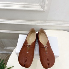 Maison Margiela· 马吉拉26𝐬𝐬 2026秋冬新品 MM6复古分趾玛丽珍平底鞋———————— MM6 Maison Margiela· 马吉拉26𝐬𝐬 2026秋冬新品 MM6复古分趾玛丽珍平底鞋———————— MM6