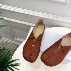 Maison Margiela· 马吉拉26𝐬𝐬 2026秋冬新品 MM6复古分趾玛丽珍平底鞋———————— MM6 Maison Margiela· 马吉拉26𝐬𝐬 2026秋冬新品 MM6复古分趾玛丽珍平底鞋———————— MM6