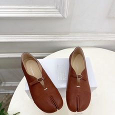 Maison Margiela· 马吉拉26𝐬𝐬 2026秋冬新品 MM6复古分趾玛丽珍平底鞋———————— MM6 Maison Margiela· 马吉拉26𝐬𝐬 2026秋冬新品 MM6复古分趾玛丽珍平底鞋———————— MM6