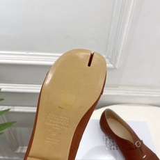 Maison Margiela· 马吉拉26𝐬𝐬 2026秋冬新品 MM6复古分趾玛丽珍平底鞋———————— MM6 Maison Margiela· 马吉拉26𝐬𝐬 2026秋冬新品 MM6复古分趾玛丽珍平底鞋———————— MM6