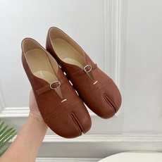 Maison Margiela· 马吉拉26𝐬𝐬 2026秋冬新品 MM6复古分趾玛丽珍平底鞋———————— MM6 Maison Margiela· 马吉拉26𝐬𝐬 2026秋冬新品 MM6复古分趾玛丽珍平底鞋———————— MM6