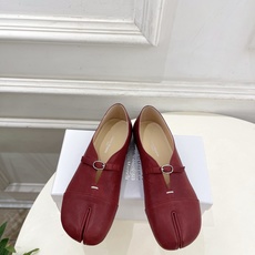 Maison Margiela· 马吉拉26𝐬𝐬 2026秋冬新品 MM6复古分趾玛丽珍平底鞋———————— MM6 Maison Margiela· 马吉拉26𝐬𝐬 2026秋冬新品 MM6复古分趾玛丽珍平底鞋———————— MM6