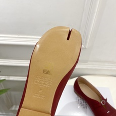 Maison Margiela· 马吉拉26𝐬𝐬 2026秋冬新品 MM6复古分趾玛丽珍平底鞋———————— MM6 Maison Margiela· 马吉拉26𝐬𝐬 2026秋冬新品 MM6复古分趾玛丽珍平底鞋———————— MM6