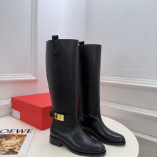 Ferragamo|菲拉格慕26𝐬𝐬 2026秋冬新品 经典皮带扣粗跟骑士长靴 火爆上新! 这鞋绝对是黑马选手 颜值 Ferragamo|菲拉格慕26𝐬𝐬 2026秋冬新品 经典皮带扣粗跟骑士长靴 火爆上新! 这鞋绝对是黑马选手 颜值