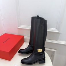 Ferragamo|菲拉格慕26𝐬𝐬 2026秋冬新品 经典皮带扣粗跟骑士长靴 火爆上新! 这鞋绝对是黑马选手 颜值 Ferragamo|菲拉格慕26𝐬𝐬 2026秋冬新品 经典皮带扣粗跟骑士长靴 火爆上新! 这鞋绝对是黑马选手 颜值