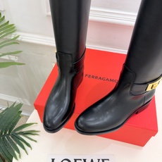 Ferragamo|菲拉格慕26𝐬𝐬 2026秋冬新品 经典皮带扣粗跟骑士长靴 火爆上新! 这鞋绝对是黑马选手 颜值 Ferragamo|菲拉格慕26𝐬𝐬 2026秋冬新品 经典皮带扣粗跟骑士长靴 火爆上新! 这鞋绝对是黑马选手 颜值