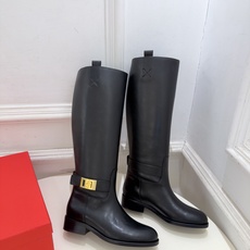 Ferragamo|菲拉格慕26𝐬𝐬 2026秋冬新品 经典皮带扣粗跟骑士长靴 火爆上新! 这鞋绝对是黑马选手 颜值 Ferragamo|菲拉格慕26𝐬𝐬 2026秋冬新品 经典皮带扣粗跟骑士长靴 火爆上新! 这鞋绝对是黑马选手 颜值