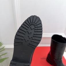Ferragamo|菲拉格慕26𝐬𝐬 2026秋冬新品 Gancio金属扣机车短靴 火爆上新! 这鞋绝对是黑马选手 Ferragamo|菲拉格慕26𝐬𝐬 2026秋冬新品 Gancio金属扣机车短靴 火爆上新! 这鞋绝对是黑马选手