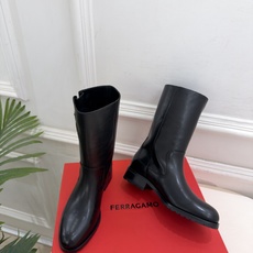 Ferragamo|菲拉格慕26𝐬𝐬 2026秋冬新品 Gancio金属扣机车短靴 火爆上新! 这鞋绝对是黑马选手 Ferragamo|菲拉格慕26𝐬𝐬 2026秋冬新品 Gancio金属扣机车短靴 火爆上新! 这鞋绝对是黑马选手