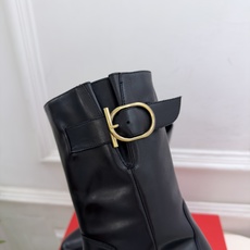 Ferragamo|菲拉格慕26𝐬𝐬 2026秋冬新品 Gancio金属扣机车短靴 火爆上新! 这鞋绝对是黑马选手 Ferragamo|菲拉格慕26𝐬𝐬 2026秋冬新品 Gancio金属扣机车短靴 火爆上新! 这鞋绝对是黑马选手
