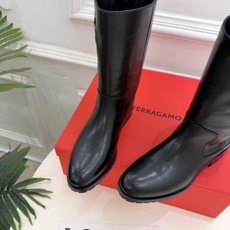 Ferragamo|菲拉格慕26𝐬𝐬 2026秋冬新品 Gancio金属扣机车短靴 火爆上新! 这鞋绝对是黑马选手 Ferragamo|菲拉格慕26𝐬𝐬 2026秋冬新品 Gancio金属扣机车短靴 火爆上新! 这鞋绝对是黑马选手