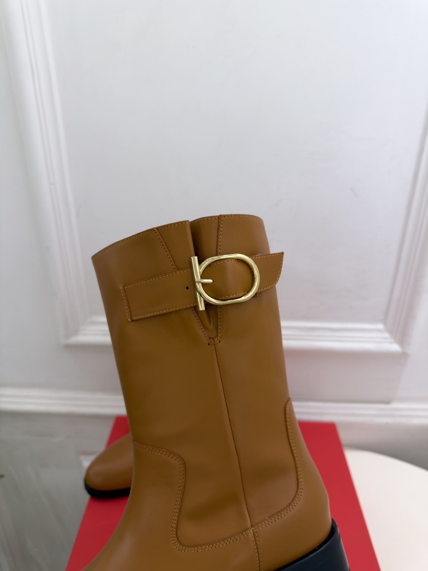 Ferragamo|菲拉格慕26𝐬𝐬 2026秋冬新品 Gancio金属扣机车短靴 火爆上新! 这鞋绝对是黑马选手 Ferragamo|菲拉格慕26𝐬𝐬 2026秋冬新品 Gancio金属扣机车短靴 火爆上新! 这鞋绝对是黑马选手