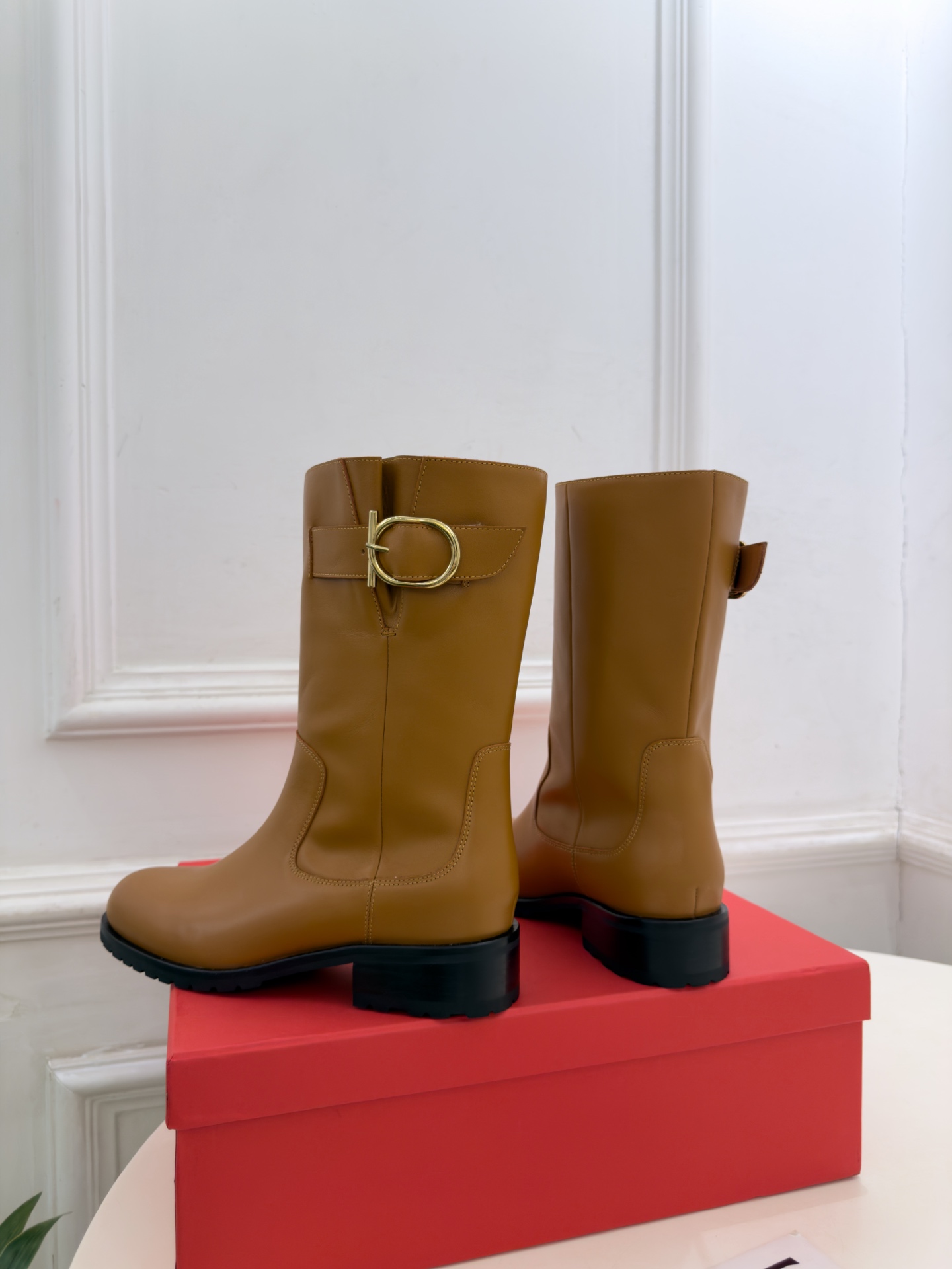 Ferragamo|菲拉格慕26𝐬𝐬 2026秋冬新品 Gancio金属扣机车短靴 火爆上新! 这鞋绝对是黑马选手 Ferragamo|菲拉格慕26𝐬𝐬 2026秋冬新品 Gancio金属扣机车短靴 火爆上新! 这鞋绝对是黑马选手