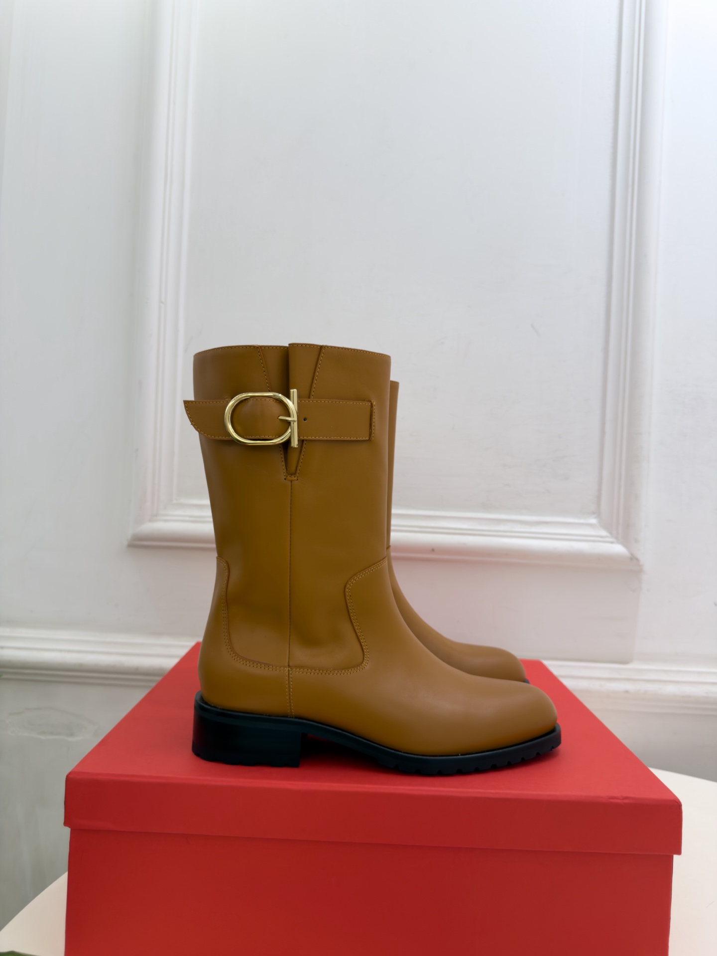 Ferragamo|菲拉格慕26𝐬𝐬 2026秋冬新品 Gancio金属扣机车短靴 火爆上新! 这鞋绝对是黑马选手 Ferragamo|菲拉格慕26𝐬𝐬 2026秋冬新品 Gancio金属扣机车短靴 火爆上新! 这鞋绝对是黑马选手
