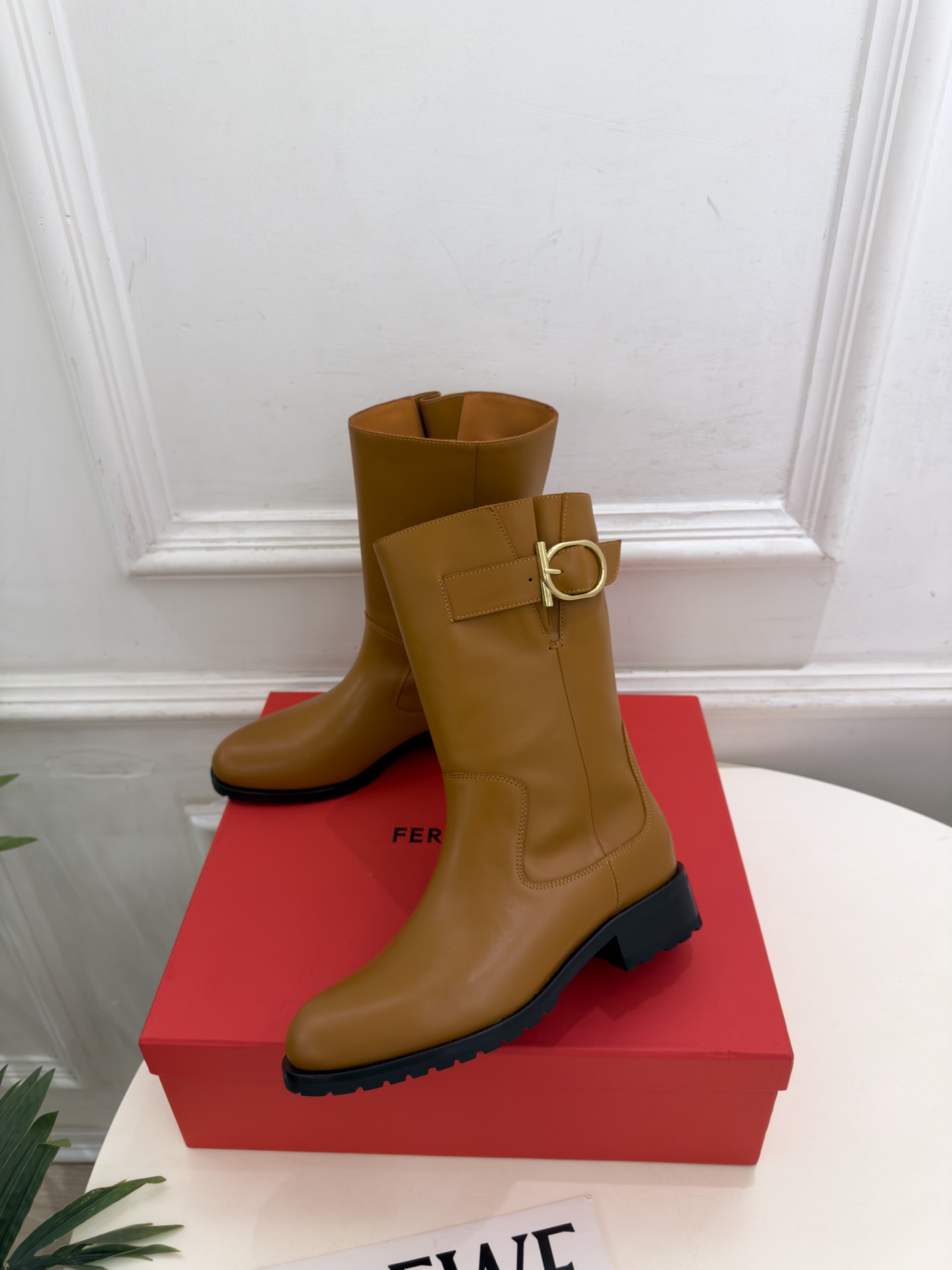 Ferragamo|菲拉格慕26𝐬𝐬 2026秋冬新品 Gancio金属扣机车短靴 火爆上新! 这鞋绝对是黑马选手 Ferragamo|菲拉格慕26𝐬𝐬 2026秋冬新品 Gancio金属扣机车短靴 火爆上新! 这鞋绝对是黑马选手