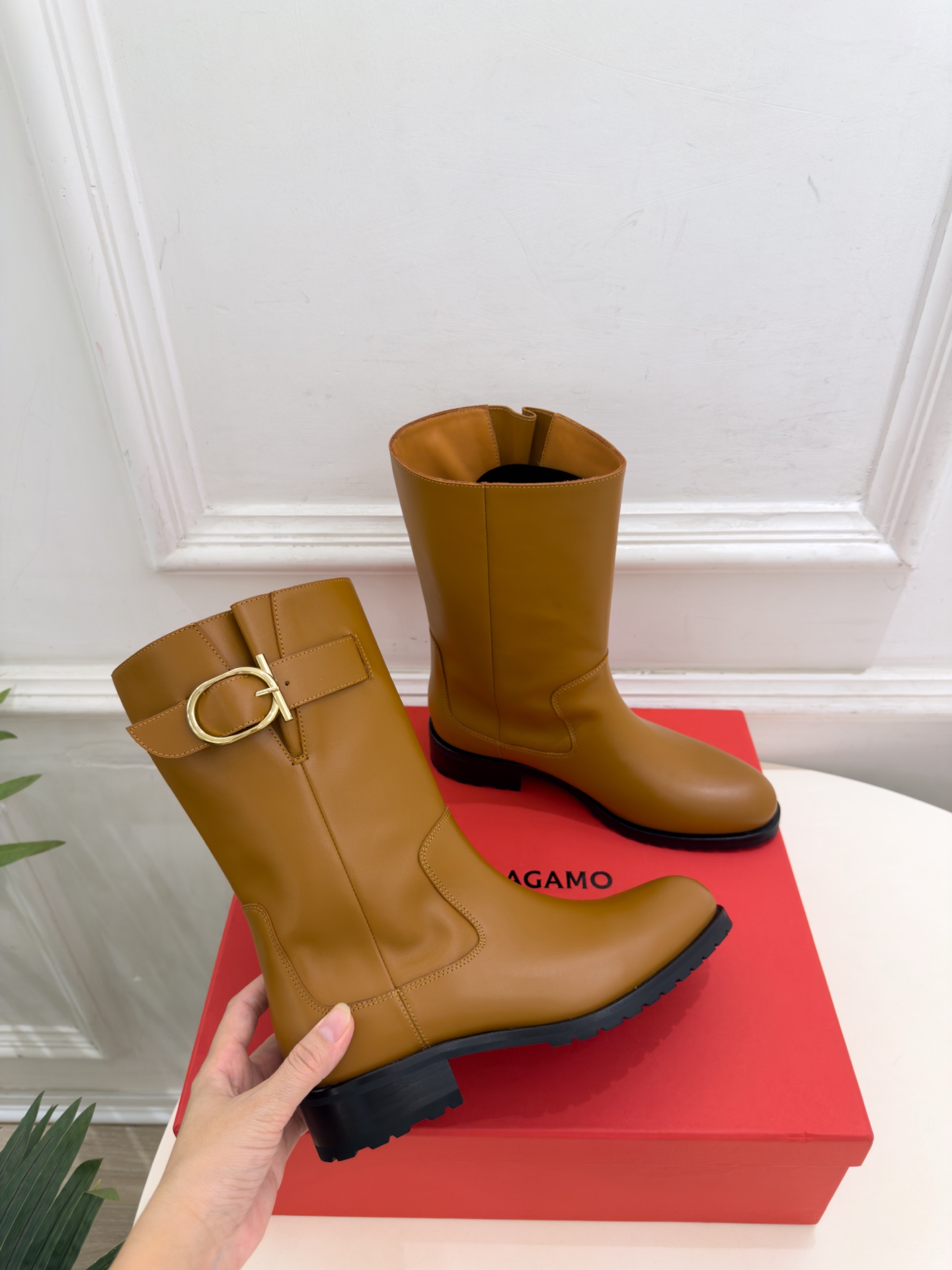 Ferragamo|菲拉格慕26𝐬𝐬 2026秋冬新品 Gancio金属扣机车短靴 火爆上新! 这鞋绝对是黑马选手 Ferragamo|菲拉格慕26𝐬𝐬 2026秋冬新品 Gancio金属扣机车短靴 火爆上新! 这鞋绝对是黑马选手
