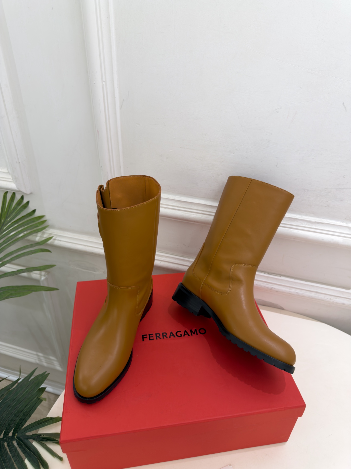 Ferragamo|菲拉格慕26𝐬𝐬 2026秋冬新品 Gancio金属扣机车短靴 火爆上新! 这鞋绝对是黑马选手 Ferragamo|菲拉格慕26𝐬𝐬 2026秋冬新品 Gancio金属扣机车短靴 火爆上新! 这鞋绝对是黑马选手