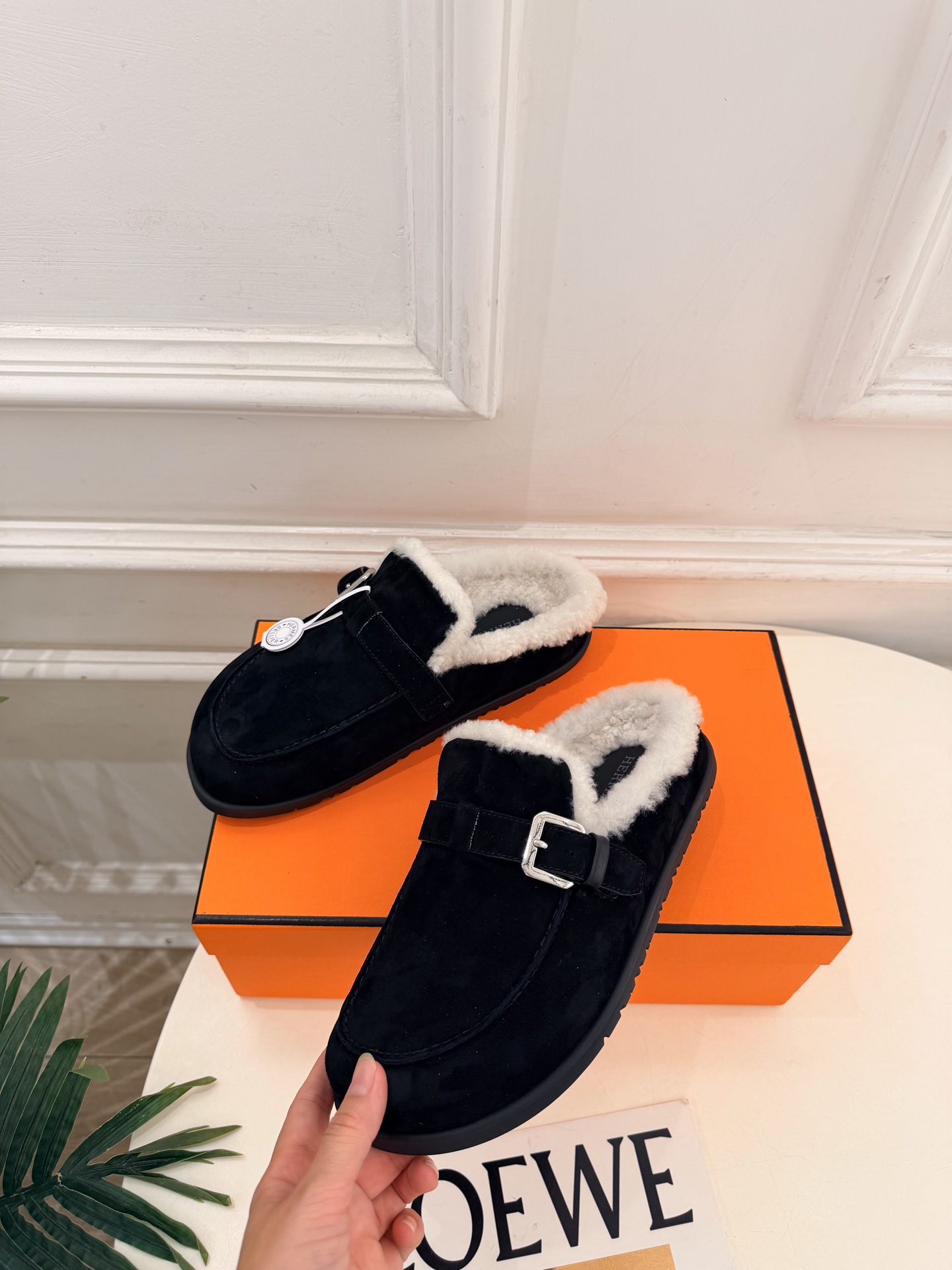 🐎𝐇𝐄𝐑𝐌𝐄* 爱玛仕 26𝐬𝐬  🌈2026秋新新品 专柜新款 经典皮带扣情侣款包头毛鞋 系列〰 ◽鞋面：原版特定牛反