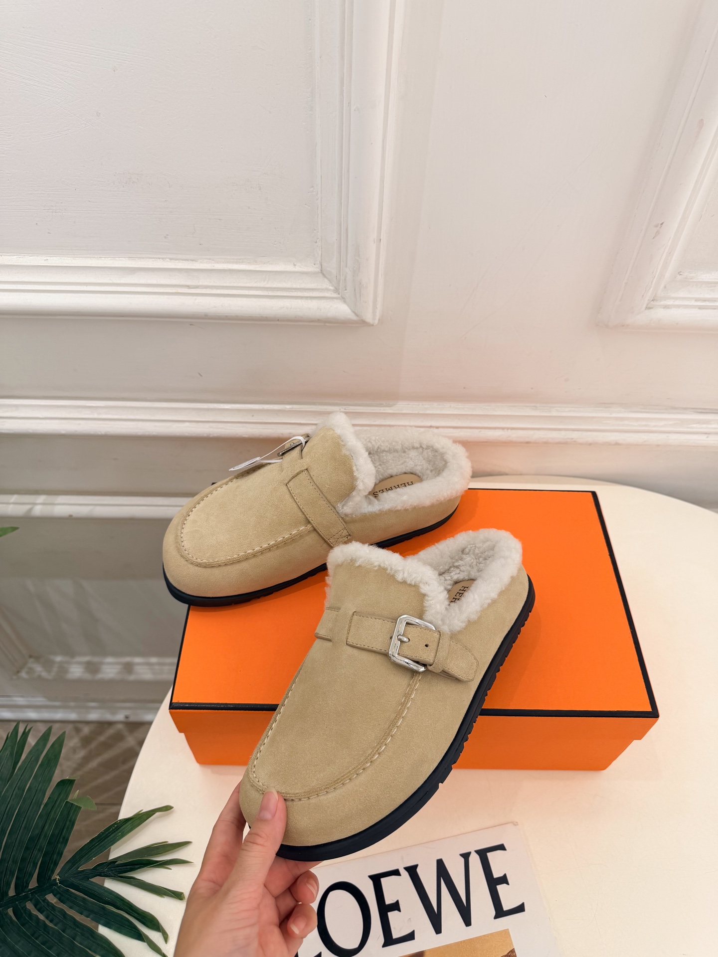 🐎𝐇𝐄𝐑𝐌𝐄* 爱玛仕 26𝐬𝐬  🌈2026秋新新品 专柜新款 经典皮带扣情侣款包头毛鞋 系列〰 ◽鞋面：原版特定牛反