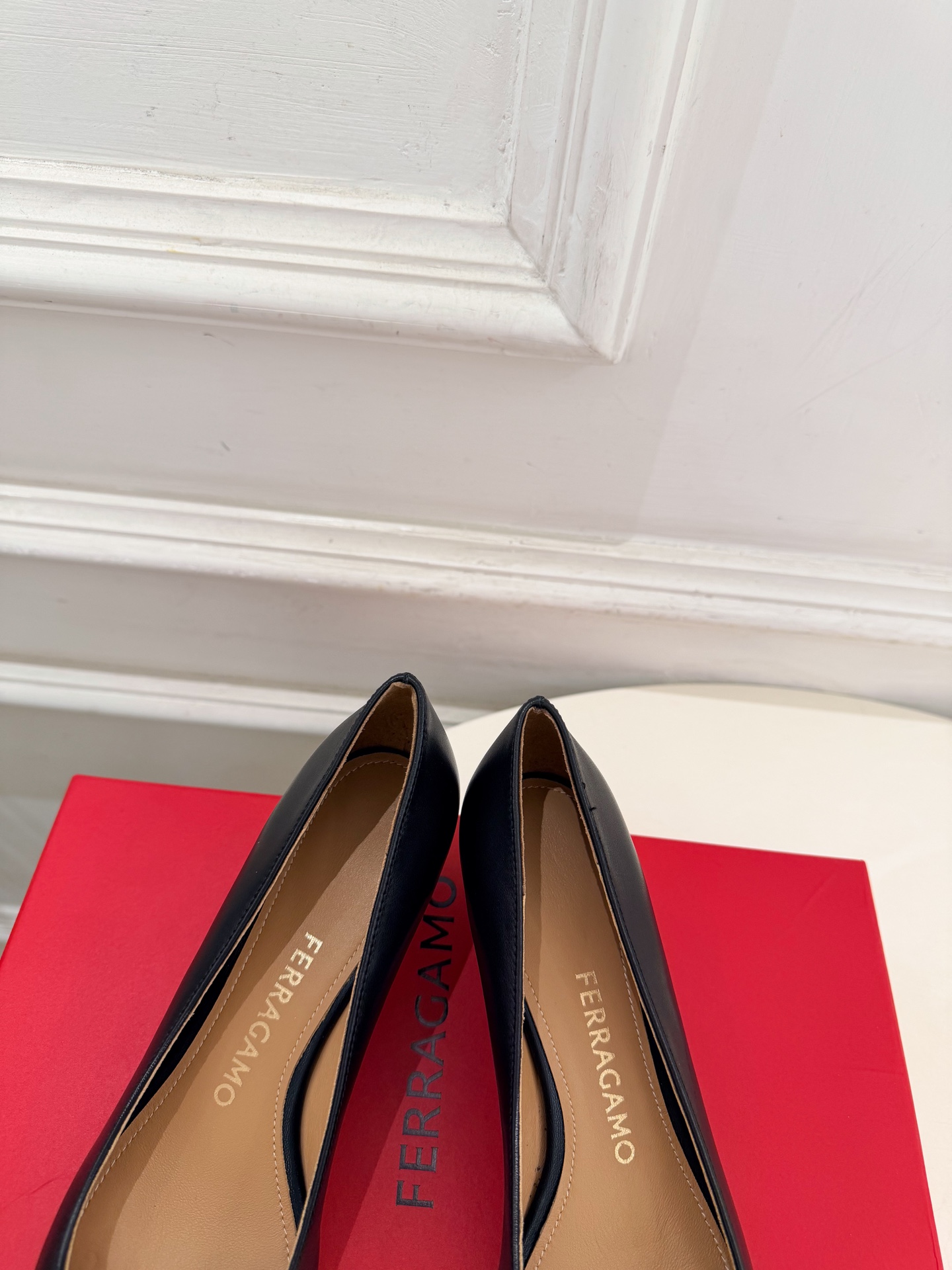 Ferragamo｜菲拉格慕26𝐬𝐬 2026秋冬新品  经典大号Gancini扣尖头高跟鞋 火爆上新！   这鞋绝对是