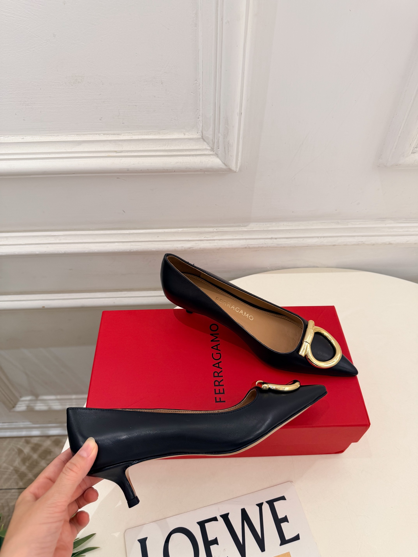 Ferragamo｜菲拉格慕26𝐬𝐬 2026秋冬新品  经典大号Gancini扣尖头高跟鞋 火爆上新！   这鞋绝对是